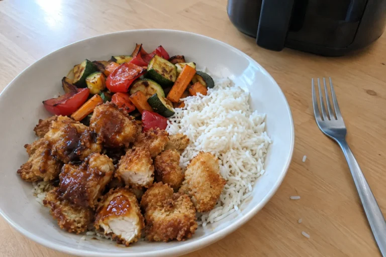 Krokante kip uit de airfryer met rijst, geroosterde groenten en sticky saus